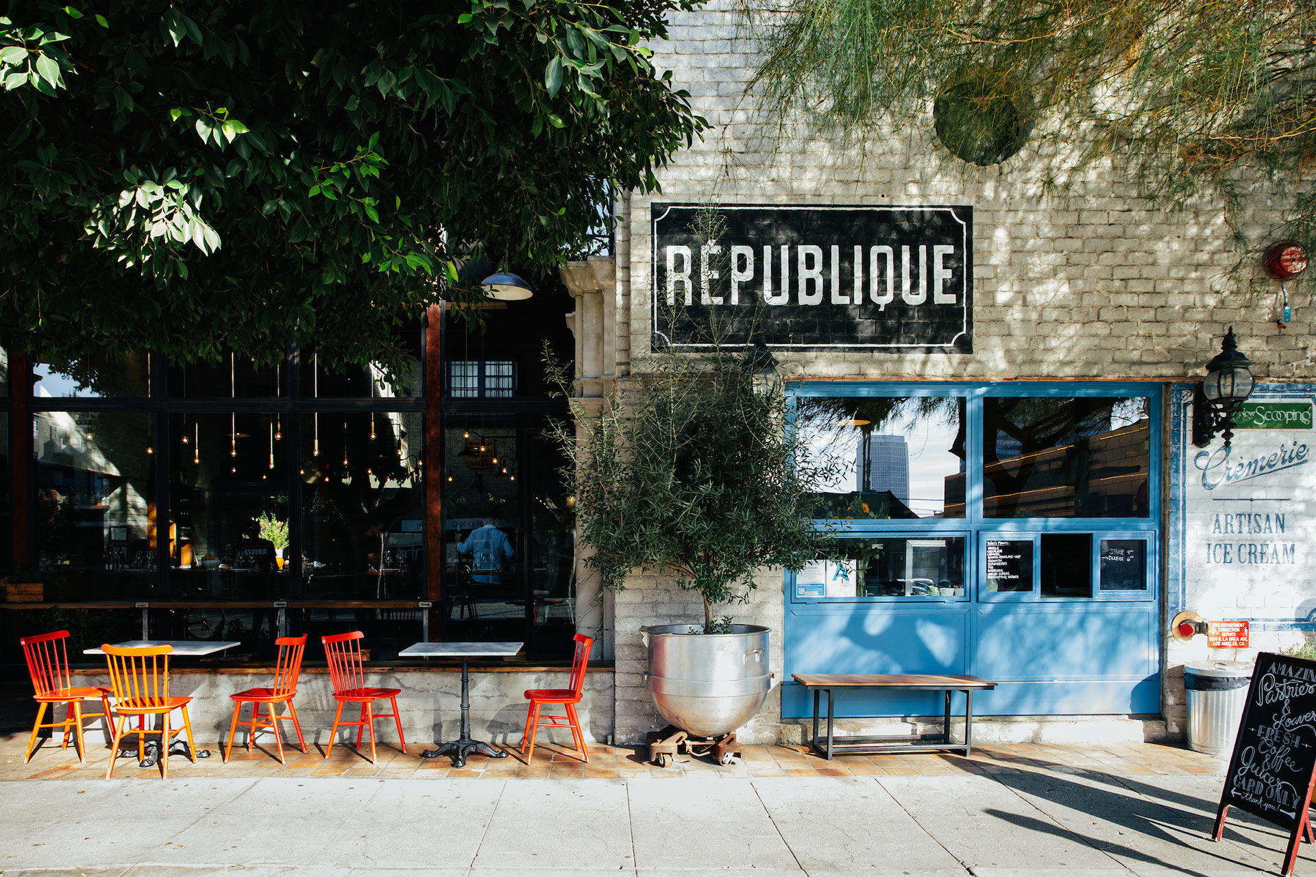 REPUBLIQUE-Front-Facade